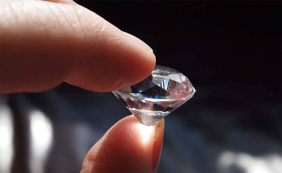 El Arte de Cortar Diamantes: Guía Completa para Entender el Proceso y Elegir el Mejor Corte