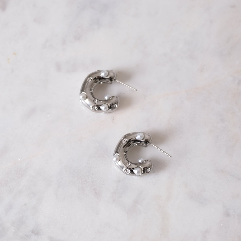 Aretes Contemporary