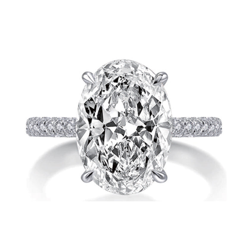 Anillo Oval Diamond en vista frontal mostrando el diamante central y el diseño de la banda de oro de 14K