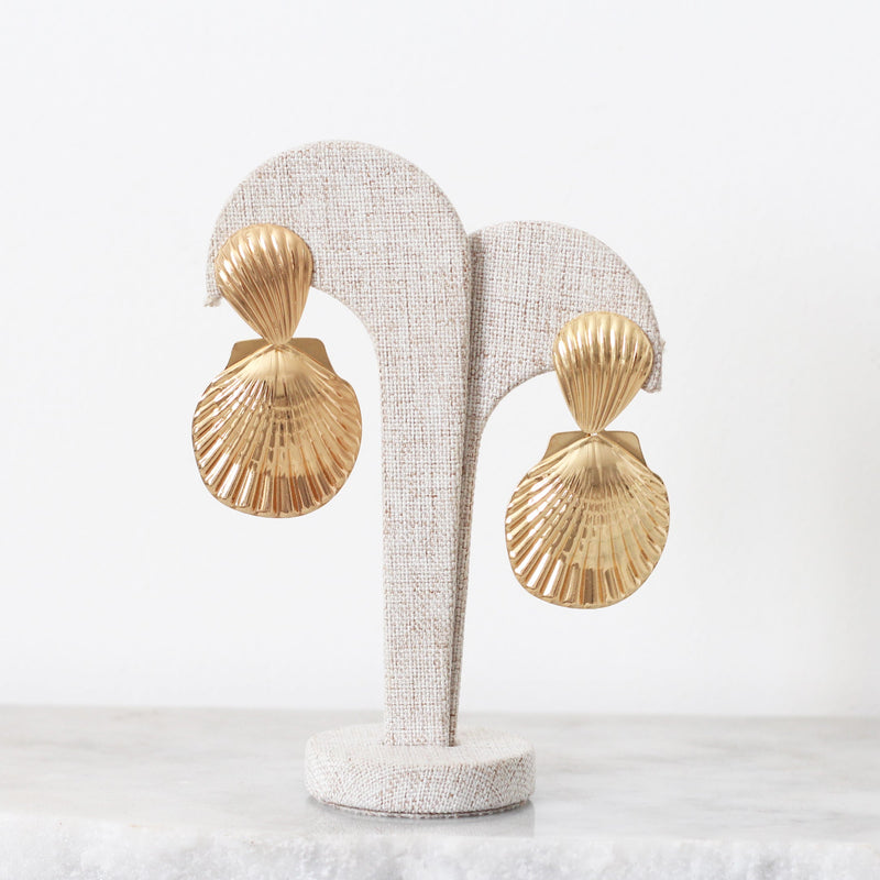 Aretes Golden Statement Shell