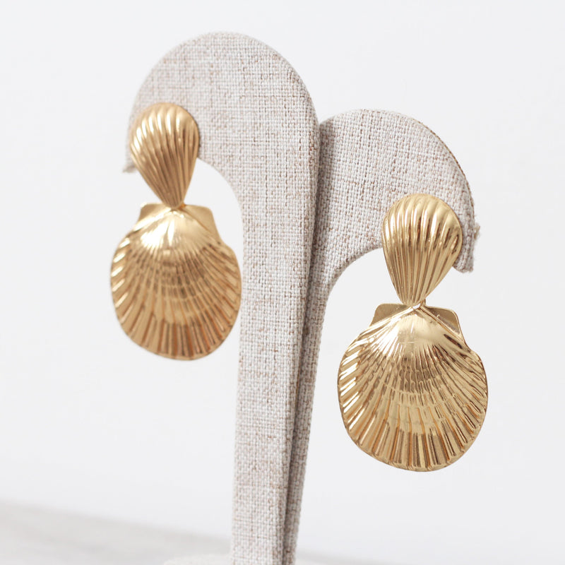 Aretes Golden Statement Shell